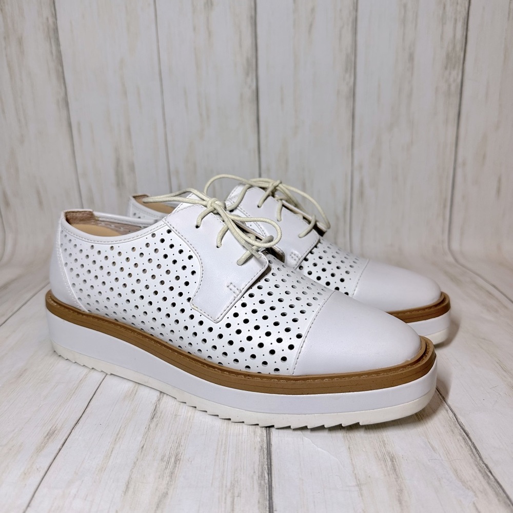 Nine West VERWIN Oxford white and tan. Laser cut size 6M
